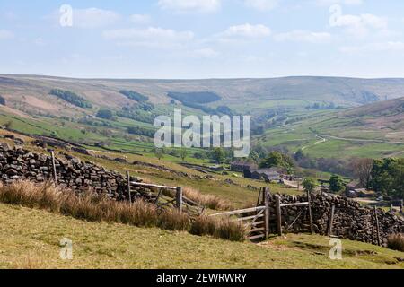 Landschaftlich schöner Blick auf Upper Nidderdale an einem sonnigen Sommertag Aufgenommen von der Route der Nidderdale Weg lange Strecke Pfad Stockfoto