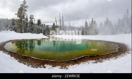 Morning Glory Pool heiße Quelle im Schnee mit Reflexionen, Yellowstone National Park, UNESCO-Weltkulturerbe, Wyoming, Vereinigte Staaten von Amerika Stockfoto