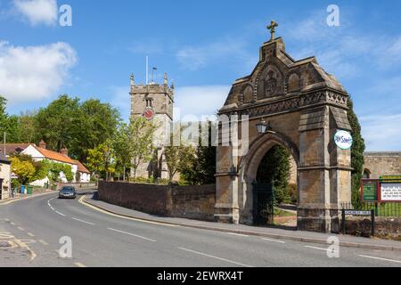 Der Admiral's Arch und Allerheiligen Kirche in Hunmanby, North Yorkshire Stockfoto