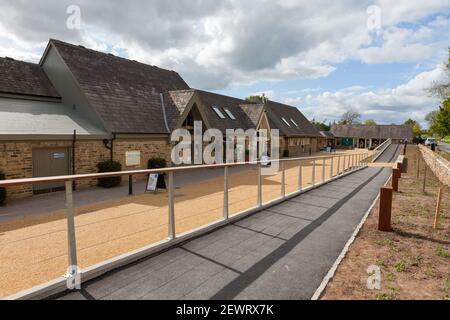 Blick auf die Besucherrezeption, das Gartencenter und Betty's Cafe im Harlow Carr Garden, Harrogate, North Yorkshire Stockfoto