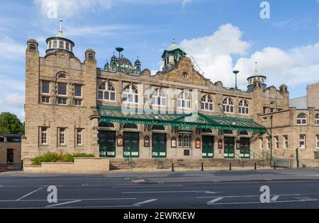 Blick auf die Fassade der Royal Hall, einem Veranstaltungsort und Theater in Harrogate, North Yorkshire Stockfoto