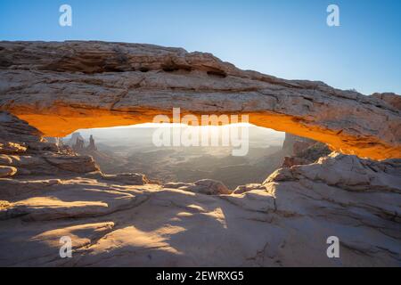 Glowing Arch in Mesa Arch, Canyonlands National Park, Utah, Vereinigte Staaten von Amerika, Nordamerika Stockfoto