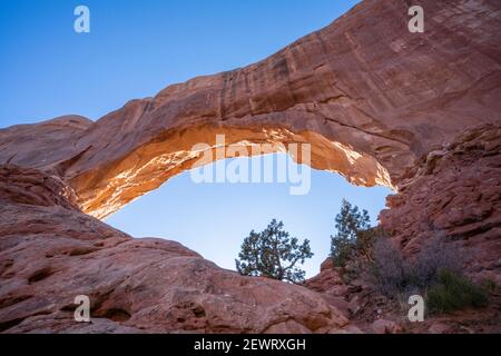 Blick durch Windows Arch, Arches National Park, Utah, Vereinigte Staaten von Amerika, Nordamerika Stockfoto