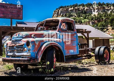 Ein antiker Dodge Pick up Truck ist vor der Zion Mountain Trading Company vor dem Zion National Park in Utah geparkt. Stockfoto