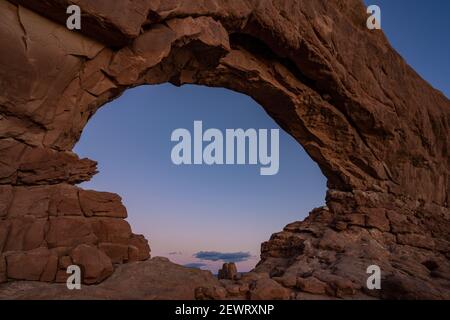 Abenddämmerung Himmel durch Windows Arch, Arches National Park, Utah, USA, Nordamerika Stockfoto