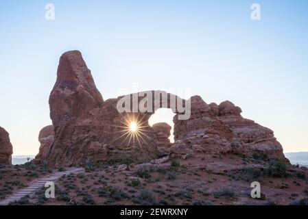 Sunburst durch Turret Arch, Arches National Park, Utah, Vereinigte Staaten von Amerika, Nordamerika Stockfoto