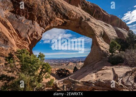 Wüstenlandschaft durch Partition Arch, Arches National Park, Utah, Vereinigte Staaten von Amerika, Nordamerika Stockfoto