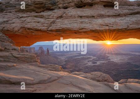 Nahaufnahme des Canyons durch Mesa Arch bei Sonnenaufgang, Canyonlands National Park, Utah, Vereinigte Staaten von Amerika, Nordamerika Stockfoto