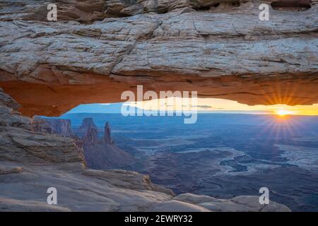 Nahaufnahme des Canyons durch Mesa Arch bei Sonnenaufgang, Canyonlands National Park, Utah, Vereinigte Staaten von Amerika, Nordamerika Stockfoto