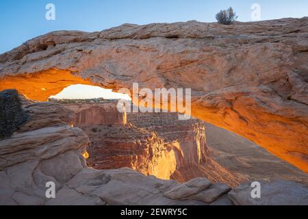 Glowing Arch in Mesa Arch, Canyonlands National Park, Utah, Vereinigte Staaten von Amerika, Nordamerika Stockfoto