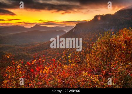 Whiteside Mountain im Herbst bei Sonnenaufgang in North Carolina, USA. Stockfoto