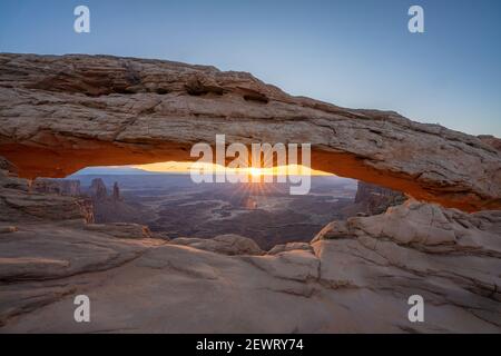 Sonnenaufgang im Mesa Arch mit leuchtendem Bogen und Sonneneinbruch, Canyonlands National Park, Utah, Vereinigte Staaten von Amerika, Nordamerika Stockfoto