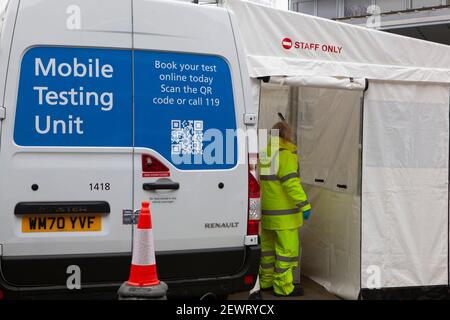 London, Großbritannien, 3. März 2021: Ein Surge-Testzentrum in Lambeth aufgrund eines Falles der südafrikanischen Coronavirus-Variante. Das Zentrum im Bolney Meadows Community Center, zwischen Oval, Stockwell und Vauxhall. Frage: Könnte es sich um die ursprüngliche Infektion im Zusammenhang mit den Surge-Tests im April 2021 in ganz Lambeth und Wandsworth handelt? Anna Watson/Alamy Live News Stockfoto
