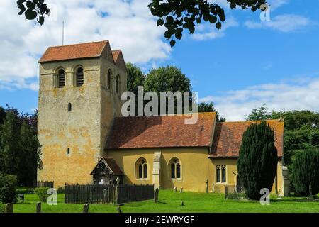 St. Bartholomews Kirche mit seinem berühmten Norman Tower aus dem 12th. Jahrhundert in Fingest im Hambleden Valley, Fingest, The Chilterns, Buckinghamshire Stockfoto