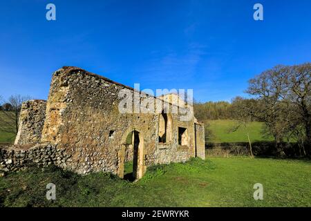 Ruine der St. James' Kirche in der Nähe von Bix, einst zentral zu Bix Brand, dem verlorenen mittelalterlichen Dorf, Bix, Henley-on-Thames, Oxfordshire, England, Vereinigtes Königreich Stockfoto