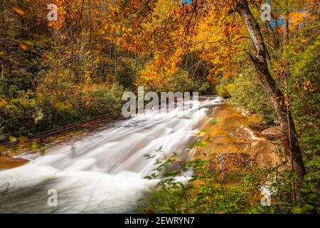 Sliding Rock Falls auf der Suche nach Glass Creek in Pisgah National Forest, North Carolina, USA in der Herbstsaison. Stockfoto