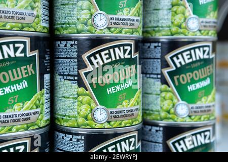 Tjumen, Russland-26. Februar 2021: Bohnenkonserven-grüne Erbse heinz Produkte auf dem Auslagebregal Stockfoto