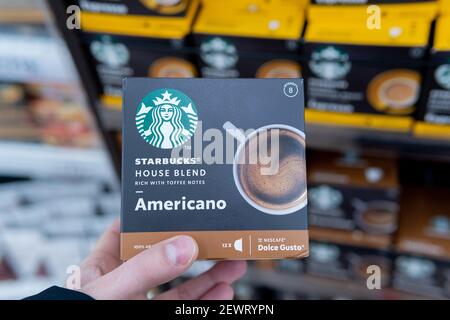 Tjumen, Russland-Februar 26, 2020: Starbucks Kaffeekapseln. Selektive Fokus Logo Stockfoto