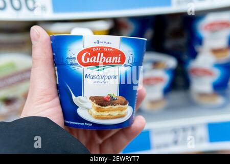 Tjumen, Russland-26. Februar 2021: pack von italienischen galbani mascarpone in der Käufer-Hand Stockfoto