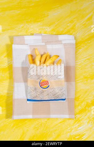 Tjumen, Russland-26. Februar 2020: pommes frites auf gelbem Hintergrund von Burger King, einer in den USA gegründeten Fast-Food-Kette Stockfoto