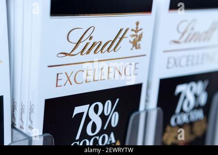 Tjumen, Russland-26. Februar 2020: Lindt Excellence dunkle Schokoladenriegel. Selektiver Fokus Stockfoto