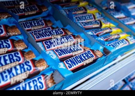 Tjumen, Russland-26. Februar 2021: Blau verpackt Snickers knuspriger Schokolade bar im Supermarkt Stockfoto