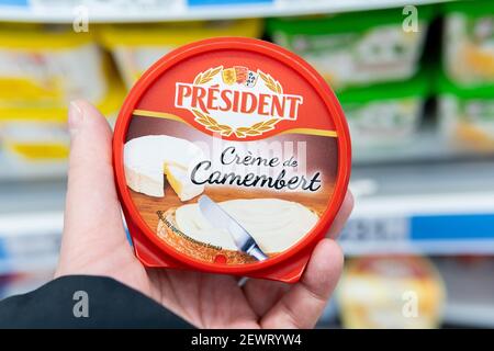 Tjumen, Russland-26. Februar 2021: Präsident Creme de cembert Käse. Verkauf im Supermarkt Stockfoto