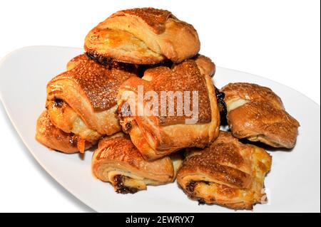 Pain au chocolat, viele Croissants isoliert auf weiß Stockfoto