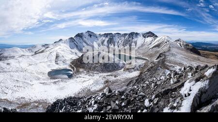 Panorama des Vulkans Nevada de Toluca mit Seen im Krater In Mexiko mit Schnee bedeckt Stockfoto