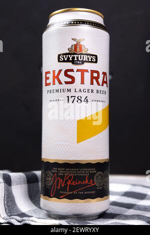 Tjumen, Russland-26. Februar 2021: Svyturys Ekstra Bier. lagerbier aus Lettland. Logo Stockfoto