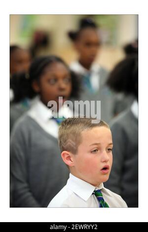 Der Schulchor .... Kingswood Primary schoolphotograph von David Sandison The Independent Stockfoto