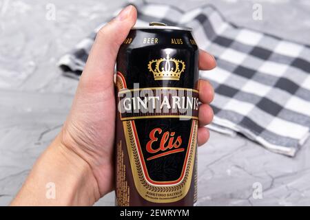 Tjumen, Russland-26. Februar 2021: Gintarinis Elis Brown Ale Gubernija Gintarinis Elis Amber Ale Stockfoto