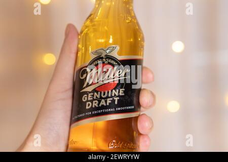 Tjumen, Russland-13. Februar 2021: Flasche Miller Genuine Draft, das original verpackte Fassbier. Selektiver Fokus Stockfoto