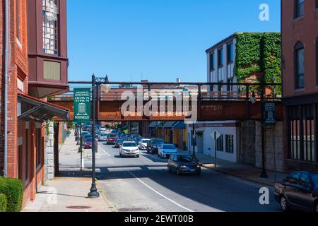 Historisches Gebäude und Eisenbahnbrücke auf der Clinton Street neben dem Woonsocket Bahnhof in Main Street Historic District in der Innenstadt von Woonsocket, Rhod Stockfoto