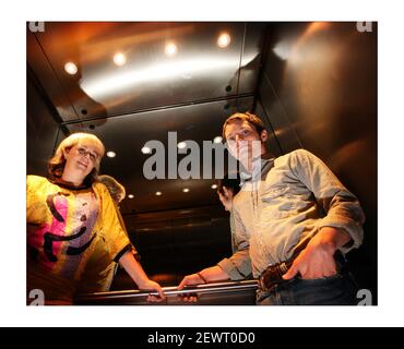 Elijah Wood mit Heloise Williams von Heloise und dem Savoir Faire in einem Hotel in Sohophotograph von David Sandison The Unabhängige 8/4/2008 Stockfoto