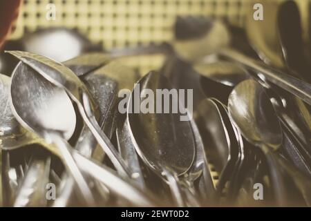 Haufen alter Aluminiumlöffel. Ist dieses Kochgeschirr Utensilien schlecht, schädlich zu kochen essen oder sicher. Billiger Preis oder Gesundheitskompromiss. Matt-Retro-Ton. Einfachheit Stockfoto