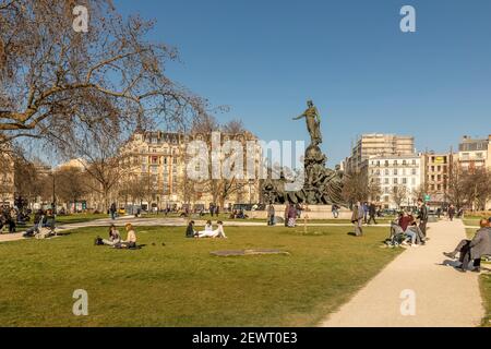 Paris, Frankreich - 1. März 2021: Platz am Place de la Nation, um die Statue der Nation, in der Nähe von Cours de Vincennes in Paris, Frankreich Stockfoto