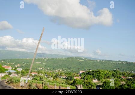 Hilfspost Ragt Über Die Landschaft Stockfoto