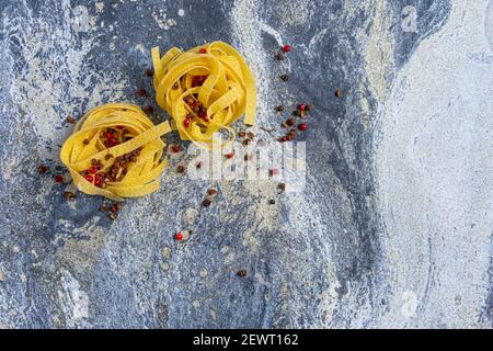 Italienische Pasta auf blauem Beton Hintergrund. Draufsicht Stockfoto
