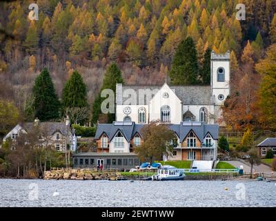 Blick über Loch Tay in Richtung des Dorfes Kenmore im Herbst und Kenmore Kirche, Kenmore, Perthshire, Schottland, Großbritannien Stockfoto