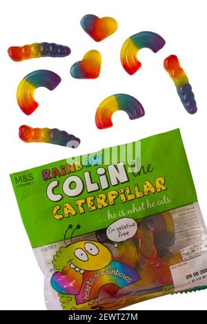 Paket von M&S Rainbow Colin die Caterpillar Süßigkeiten eröffnet mit Inhalt verschüttet auf weißem Hintergrund - er ist was Er isst - Herzen und Regenbögen Stockfoto