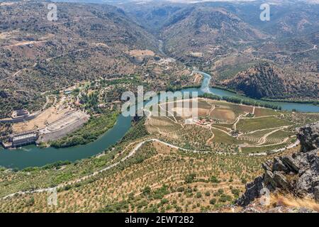 Luftaufnahme vom Penedo Durao Aussichtspunkt, typische Landschaft des International Douro Park, Douro Fluss und Hochland im Norden Portugals, Spanien Stockfoto