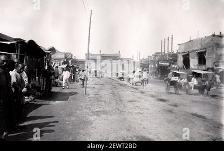 Vintage-Foto: Straße und Pailou, paifang, Peking, Peking, China. Stockfoto