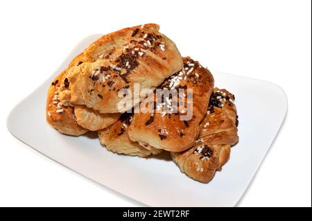 Pain au chocolat, viele Croissants isoliert auf weiß Stockfoto