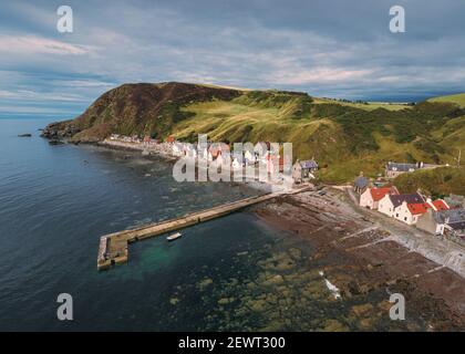 Eine Luftaufnahme des kleinen Fischerdorfes Crovie an der Nordküste von Aberdeenshire, Schottland, Großbritannien Stockfoto