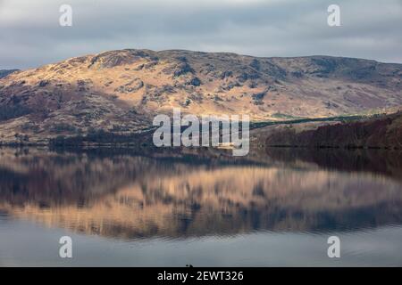 Loch Katrine liegt im Herzen der romantischen Trossachs von Schottland. Stockfoto