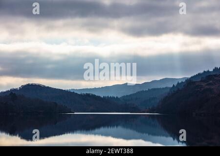 Loch Katrine liegt im Herzen der romantischen Trossachs von Schottland. Stockfoto