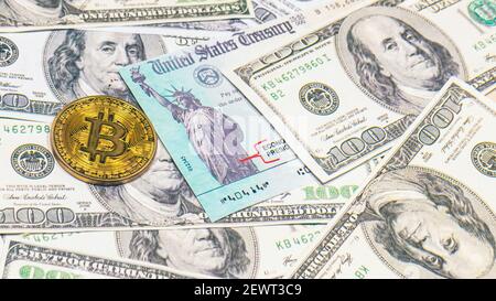 Kaufen Bitcoin mit amerikanischen Stimulus-Check und Dollar. Stockfoto