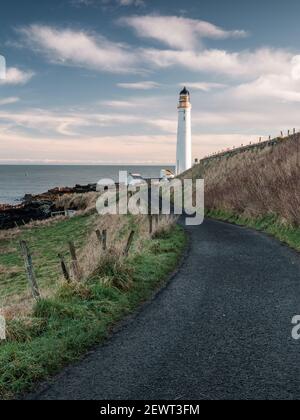 Blick auf den Scurdie Ness Lighthouse Blick auf die Straße, die von der Stadt Montrose, Angus, Schottland, führt Stockfoto