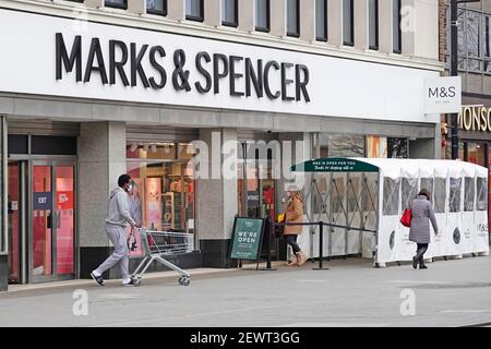 Marks and Spencer Shop Front & Allwetter Food Shopping Shelter One Way M&S Eingangstunnel & separater Ausgang Coronavirus Corvid 19 Pandemie Essex UK Stockfoto